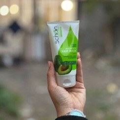 تصویر ماسک مو داخل حمام تیوپی شون ماسک موی تیوبی آووکادو شون با استفاده از عصاره آووکادو برای ترمیم موهای خشک و آسیب دیده تولید شده تا رطوبت مورد نیاز موها را برای مدت طولانی حفظ کند و لطافت را به موها بازگرداند عصاره آووکادو پایه اصلی ماسک مو تیوپی آووکادو شون است که با خاصیت آنتی‌اکسیدانی خود نه تنها از پیری موها جلوگیری کرده و pH موها را تنظیم می‌کند، بلکه به دلیل تغذیه موها با ویتامین‌های A و E و گروه ویتامین B، موها را تقویت و از آن‌ها در برابر رادیکال‌های آزاد محیطی محافظت خواهد کرد