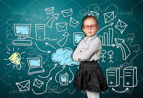 تصویر عکس با کیفیت دختربچه جلوی تخته سیاه 