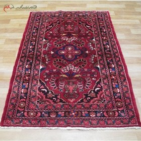 تصویر فرش دستبافت لیلیان بافته شده با نقشه ی قدیمی طرح لچک و ترنج به رنگ لاکی و سرمه ای کد 40031 