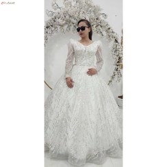 تصویر لباس عروس یقه دلبر با پارچه شاین پولک خطی و بالاتنه کار شده 