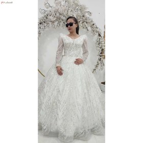 تصویر لباس عروس یقه دلبر با پارچه شاین پولک خطی و بالاتنه کار شده 