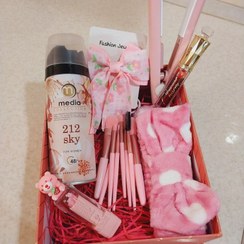 تصویر باکس هدیه دخترانه لوازم آرایش صورتی 
