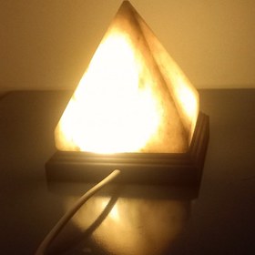 تصویر آباژور سنگ نمک طرح هرم 