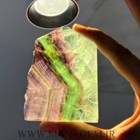 تصویر برج سنگ فلوریت رنگین‌کمانی 