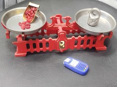 تصویر ترازو قدیمی با سنگ و تاسی 