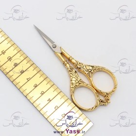 تصویر قیچی فانتزی طرح گل کاری طلایی 