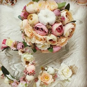 تصویر دسته گل مصنوعی عروس به همراه تاج دستبند انگشتر و گل جیبی داماد 