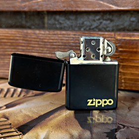 تصویر فندک تمام مشکی طرح زیپو با شعله سنگی zippo