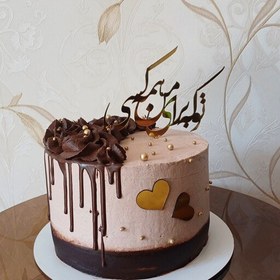 تصویر کیک تولد (شکلاتی خامه ای)با فیلینگ موز و گردو .... و تزیینات خامه و شکلات 