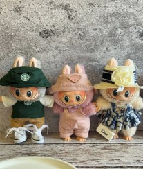 تصویر عروسک لبوبو لباس دار آبی با کلاه حصیری و کیف دستی 