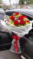 تصویر دسته‌گل طبیعی رز و داوودی ترکیبی شیک، رنگارنگ و جذاب 