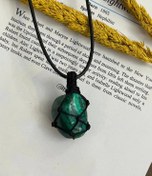 تصویر گردنبند سنگ تامبل مالاکیت اصل کنگو با بافت و بند چرم 