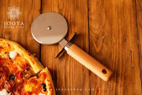 تصویر پیتزا بر مدل ماهرو 