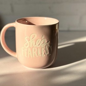 تصویر ماگ سرامیکی تکست دار صورتی 