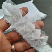 تصویر نوار پلیسه پارچه ای پشت تور رنگ سفید 