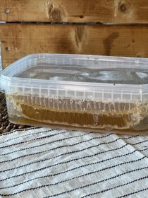 تصویر عسل با موم 