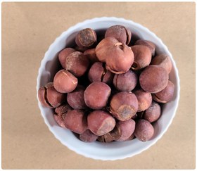 تصویر فندق با پوست شکسته 