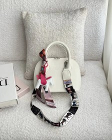 تصویر کیف زنانه هلالی هرمس Hermes 