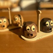 تصویر نمکدان چوبی ایموجی جفت با استند 