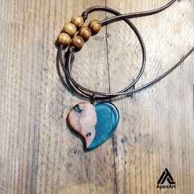 تصویر گردنبند چوبی و رزینی طرح قلب رنگ آبی فیروزه ای 