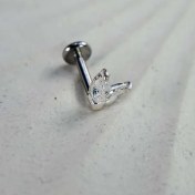 تصویر پیرسینگ گوش نقره با نگین اتمی طرح اشکی 