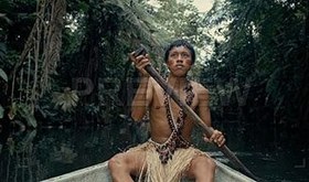 تصویر دانلود فوتیج مردی در حال قایق سواری در رودخانه آمازون Man Canoeing On The Amazon River 