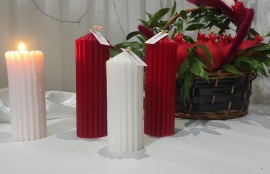 تصویر ست سه تایی شمع استوانه‌ی شیاردار - سفید و قرمز A set of three grooved cylindrical candles