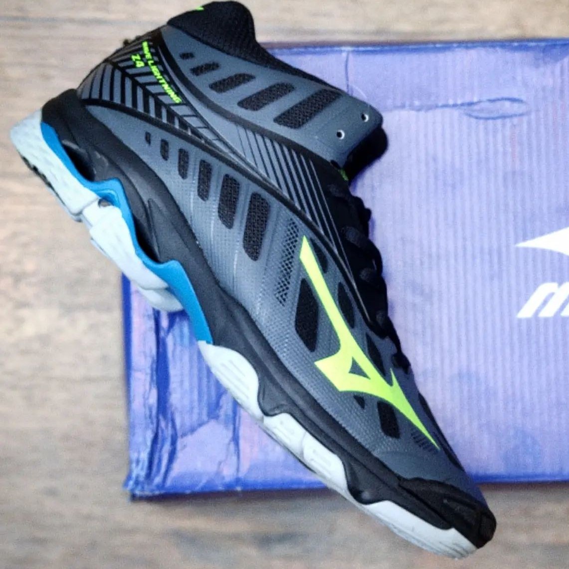 Sepatu volly mizuno wave shop lightning z4