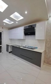 تصویر کابینت هایگلس سفید طوسی براق کد۰۲۲۷ 