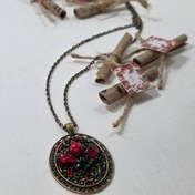 تصویر گردنبند تم یلدایی روی لباس و مانتو 