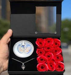 تصویر باکس گل رز قرمز با گردنبند صدف و مروارید 