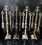 تصویر پاشنه کش ایستاده کنار سالنی برنز پایه سنگی مدل لوله ای ۳ تایی با موی اسب - مشکی 