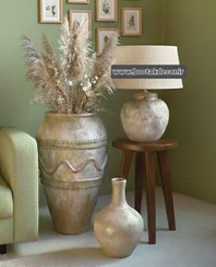 تصویر ست گلدان و کوزه و آباژور پتینه شده کنار سالنی حامین 