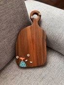 تصویر تخته سرو چوبی دختر آبی و بابونه 