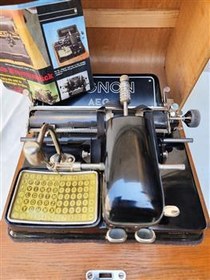 تصویر دستگاه تایپ عتیقه آلمانی بسیار خاص 