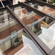 تصویر سقف شیشه‌ای اتوماتیک تلسکوپی | سیستم بازشوی حداکثری با مکانیزم چندپنلی 