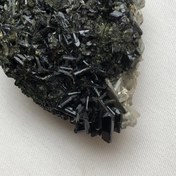 تصویر سنگ راف اپیدوت کلکسیونی طبیعی 230 گرم 