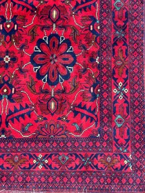 تصویر فرش دستبافت 6متری تمام کرک لاکی قرمز نقش قابی رنگ طبیعی کد 0500225 Handmade 6m flok carpet,Frame design,Organic color, code 0500225