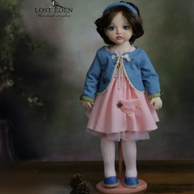 تصویر عروسک دستساز پارچه ای سه بعدی _هانا (پناه و امید) +جعبه چوبی ویترینی لوکس 