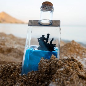 تصویر بطری معلق دکوری مدل مروارید سیاه 