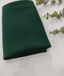 تصویر مقنعه ساده کرپ رنگ سبز زمردی قد 90 