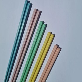 تصویر چاپستیک چوبی رنگی 