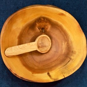 تصویر پیاله چوبی روستیک ساخته شده از چوب سرسخت زیتون وحشی Rustic wooden bowl made of hard wild olive wood