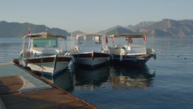 تصویر دانلود فوتیج سه قایق در اسکله Three Boats On The Pier 