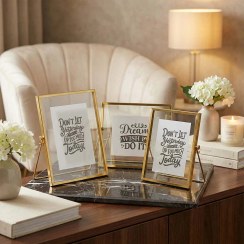 تصویر قاب عکس رومیزی ساده و مدرن طلایی 