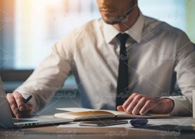 تصویر عکس با کیفیت مرد در حال نوشتن و کار با لپ تاپ 