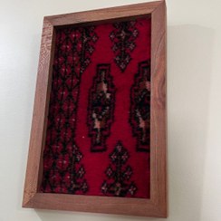 تصویر تابلو چوبی فرش ترکمن دستباف، بیش از ۵۰ سال قدمت ، ابعاد قاب ۳۰ در ۲۰ ، قاب چوبی دست‌ساز 
