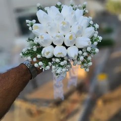 تصویر دسته گل لاله لمسی و عروس مصنوعی 