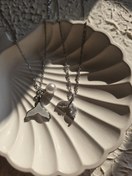 تصویر گردنبند دخترانه دم وال با گوی مروارید 