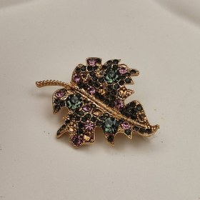 تصویر گل سینه مدل برگ با نگین سبز 